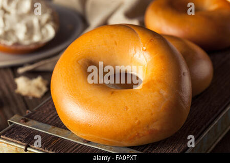 In casa pianura bagel uovo pronto a mangiare Foto Stock