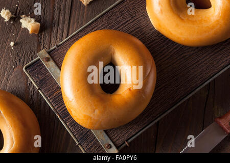 In casa pianura bagel uovo pronto a mangiare Foto Stock