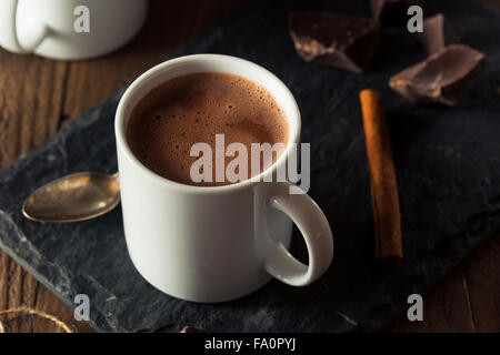 In casa europea di bere cioccolata pronta da bere Foto Stock