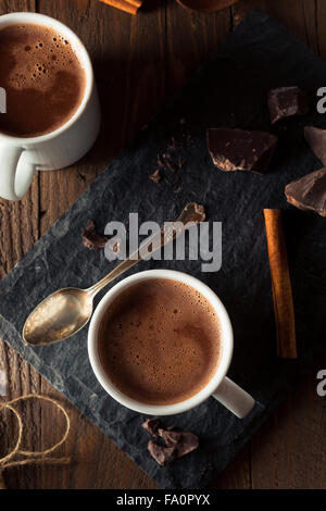 In casa europea di bere cioccolata pronta da bere Foto Stock