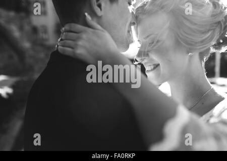 Sposa e lo sposo in posa sulle strade Foto Stock