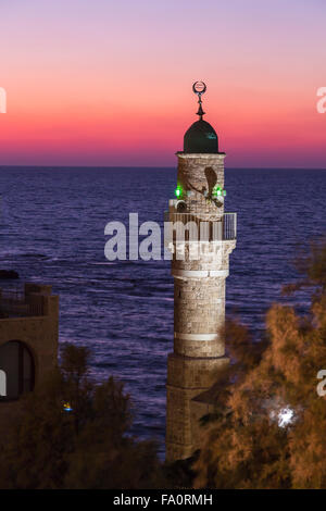 La Moschea Al-Bahr Ha'aliya minareto del porto al tramonto che si affaccia sulla costa mediterranea in Jaffa, Israele, Medio Oriente. Foto Stock