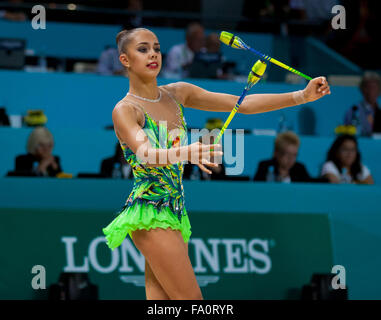 Kiev, Ucraina - 29 agosto 2013: Margarita Mamun della Russia esegue durante la trentaduesima ginnastica ritmica Campionato Mondiale su agosto Foto Stock