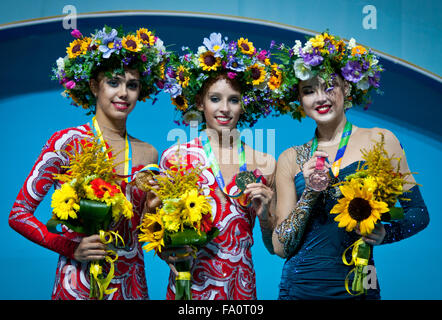 Kiev, Ucraina - 29 agosto 2013: Margarita Mamun (L), Yana Kudryavtseva (C) e Alina Maksymenko - medallists della XXXII Rhythmic Gymnastics World Championship (Club la competizione individuale) stand a podio su agosto 29, 2013 a Kiev, Ucraina Foto Stock