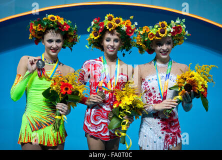 Kiev, Ucraina - 29 agosto 2013: Ganna Rizatdinova (L), Yana Kudryavtseva (C) e Melitina Staniouta - medallists della XXXII Rhythmic Gymnastics World Championship (nastro competizione individuale) stand a podio su agosto 29, 2013 a Kiev, Ucraina Foto Stock