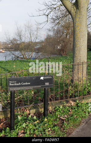 Benvenuti a giardini di buccleuch segno, Richmond upon Thames, Surrey, Inghilterra, con il fiume Tamigi in background Foto Stock