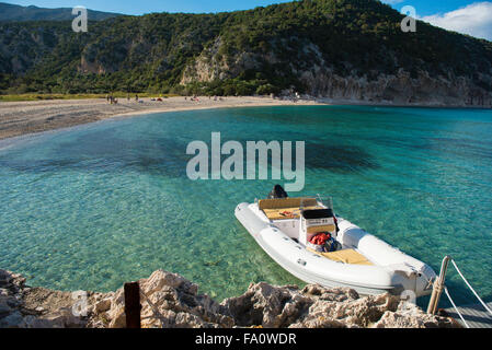 Cala Luna beach, Gulfo di Orosei, Sardegna Italia con la barca in primo piano Foto Stock