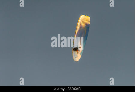 Powered parachute o PPC al tramonto. Foto Stock