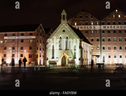 Mariners Chiesa, Gloucester Docks di notte. Foto Stock