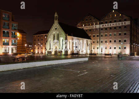 Mariners Chiesa, Gloucester Docks di notte. Foto Stock