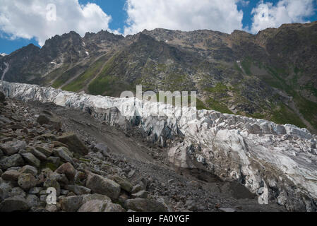 Ghiacciaio alpino giù per la valle Foto Stock