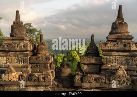 9th-secolo Mahayana tempio Buddista Borobudur vicino a Yogyakarta, Giava centrale, Indonesia, Asia Foto Stock