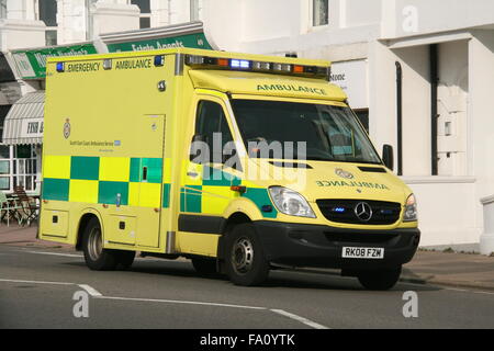 Costa sud orientale Ambulance Service NHS Foundation Trust MERCEDES-BENZ SPRINTER ambulanza su una chiamata di emergenza con luci blu F Foto Stock