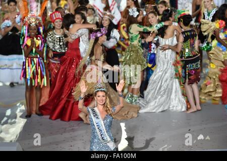 Sanya, cinese della provincia di Hainan. Xix Dec, 2015. Vincitore di Miss Mondo 2015 Mireia Lalaguna Royo (anteriore) dalla Spagna le onde a Miss Mondo gran finale di Sanya, Cina del sud della provincia di Hainan, Dic 19, 2015. La partecipazione di musicisti provenienti da oltre 110 paesi e regioni hanno partecipato alla finale del sessantacinquesimo Miss Mondo la concorrenza di Sanya sabato. Credito: Zhao Yingquan/Xinhua/Alamy Live News Foto Stock