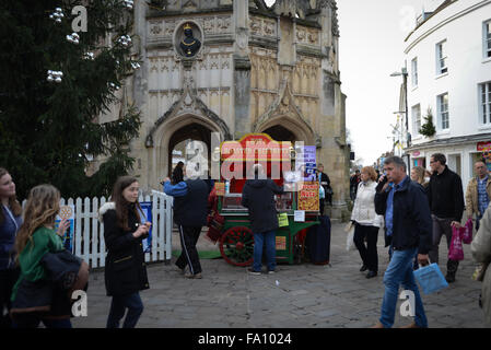 Christmas Shopper passano davanti al Chichester Croce di mercato pur fare alcuni acquisti all' ultimo minuto dell'ultimo sabato prima di Natale a Chichester, West Sussex, in Inghilterra. Foto Stock