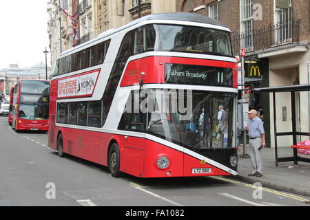 Un generale di Londra di colore rosso e bianco nuovo autobus Routemaster LAVORANDO IN WHITEHALL A LONDRA IL SERVICE 11 azionato da go-ahead GENERALE DI LONDRA Foto Stock