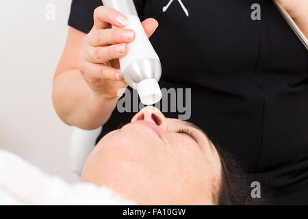 Donna riceve trattamenti viso alla clinica di bellezza Foto Stock