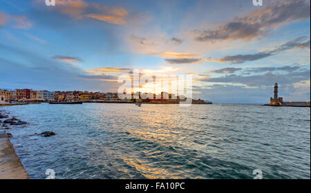Tramonto nel porto di Chania, Creta, Grecia Foto Stock