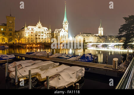 Zurigo e la Limmat in una sera d'inverno Foto Stock