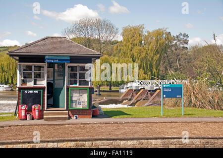 Goring bloccare, il fiume Tamigi e bloccare i detentori capanna, Oxfordshire, Inghilterra, Foto Stock