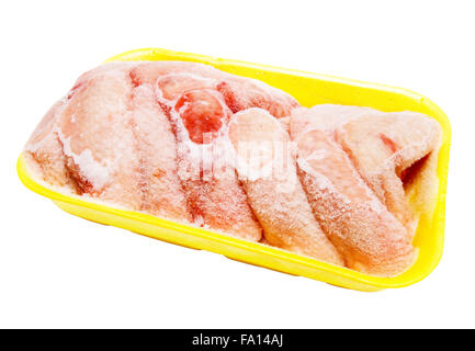 Pollo congelato ali nel vassoio giallo su sfondo chiaro Foto Stock