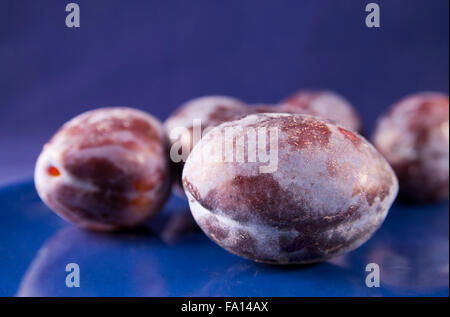 Le prugne sulla piastra Foto Stock