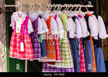 In stile nazionale di costumi per le donne esposte nel centro commerciale per lo shopping store in Salzburg Austria Foto Stock