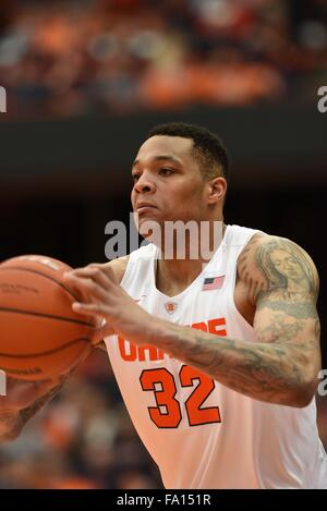 Syracuse, NY, STATI UNITI D'AMERICA. Xix Dec, 2015. Siracusa centro DaJuan Coleman (32) durante la seconda metà del gioco come Siracusa sconfitto Cornell 67-46 al Carrier Dome in Syracuse, New York. Foto di Alan Schwartz/Cal Sport Media/Alamy Live News Foto Stock