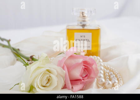 Rose con perle e profumo Chanel Foto Stock