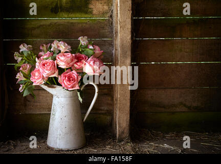 Bouquet di rose fiori fotografato in un grungy impostazione esterna Foto Stock