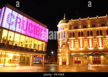 Il Crucible Theatre (l) e il Lyceum Theatre (r) nel centro della città di Sheffield, Yorkshire, Inghilterra, Regno Unito Foto Stock