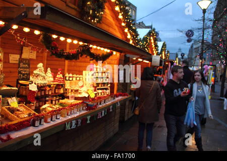 Un mercatino di Natale sulla Fargate nel centro della città di Sheffield, South Yorkshire, Inghilterra, Regno Unito Foto Stock