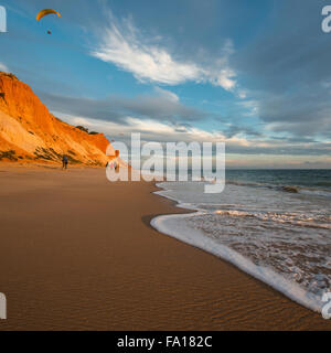 Praia da Falesia, Algarve, PORTOGALLO Foto Stock