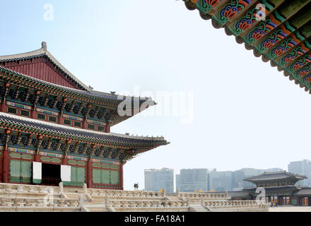 Edificio Geunjeongjeon nel Palazzo Gyeongbokgung con atb background uffici nel centro di Seoul Foto Stock