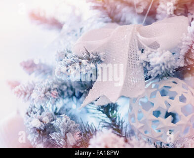 Bella decorazione di Natale, bella bianca di prua e una sfera realizzata da molte piccole stelle appeso sulla festosa abete Foto Stock