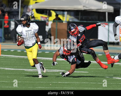 Sacramento, CA. Xix Dec, 2015. Narbonne WR Tre Walker #10 corre in azione in The Varsity Prep Calcio a 1 una partita di campionato Narbonne vs. Clayton Valley carta at Sacramento Università Statale di Sacramento, California.Louis Lopez/CSM/Alamy Live News Foto Stock