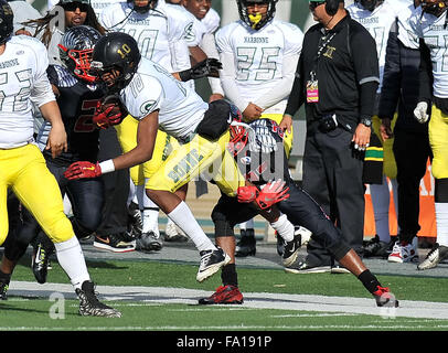 Sacramento, CA. Xix Dec, 2015. Narbonne WR Tre Walker #10 corre in azione in The Varsity Prep Calcio a 1 una partita di campionato Narbonne vs. Clayton Valley carta at Sacramento Università Statale di Sacramento, California.Louis Lopez/CSM/Alamy Live News Foto Stock