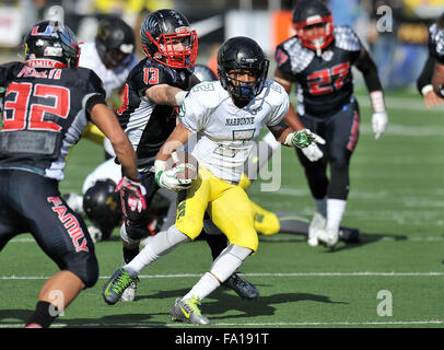 Sacramento, CA. Xix Dec, 2015. Narbonne RB Sean Riley #2 corre in azione in The Varsity Prep Calcio a 1 una partita di campionato Narbonne vs. Clayton Valley carta at Sacramento Università Statale di Sacramento, California.Louis Lopez/CSM/Alamy Live News Foto Stock