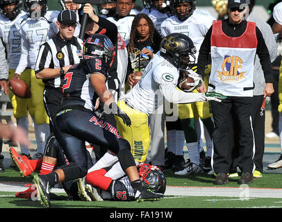 Sacramento, CA. Xix Dec, 2015. Narbonne RB Cameron Danimarca #12 scorre in azione in The Varsity Prep Calcio a 1 una partita di campionato Narbonne vs. Clayton Valley carta at Sacramento Università Statale di Sacramento, California.Louis Lopez/CSM/Alamy Live News Foto Stock