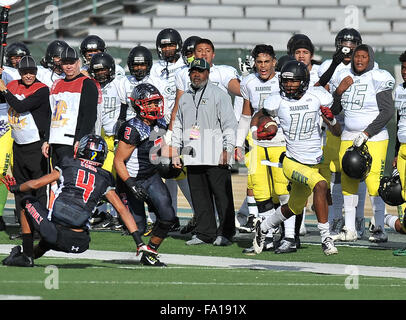 Sacramento, CA. Xix Dec, 2015. Narbonne WR Tre Walker #10 corre in azione in The Varsity Prep Calcio a 1 una partita di campionato Narbonne vs. Clayton Valley carta at Sacramento Università Statale di Sacramento, California.Louis Lopez/CSM/Alamy Live News Foto Stock