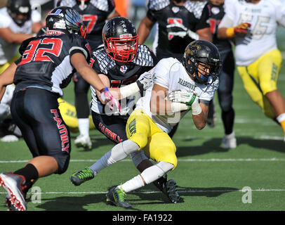 Sacramento, CA. Xix Dec, 2015. Narbonne RB Sean Riley #2 corre in azione in The Varsity Prep Calcio a 1 una partita di campionato Narbonne vs. Clayton Valley carta at Sacramento Università Statale di Sacramento, California.Louis Lopez/CSM/Alamy Live News Foto Stock