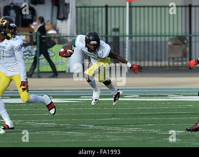 Sacramento, CA. Xix Dec, 2015. Narbonne Tre Walker #10 corre in azione in The Varsity Prep Calcio a 1 una partita di campionato Narbonne vs. Clayton Valley carta at Sacramento Università Statale di Sacramento, California.Narbonne sconfigge Clayton Valley carta 28-14.Narbonne diventa il primo a Los Angeles City squadra per vincere uno stato campionato di calcio in 99 anni.Louis Lopez/CSM/Alamy Live News Foto Stock