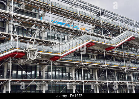 Oggetto una scala esterna, il Museo di Arte Moderna e il Centro Pompidou, Marais, Parigi, Ile De Fance, Francia Foto Stock