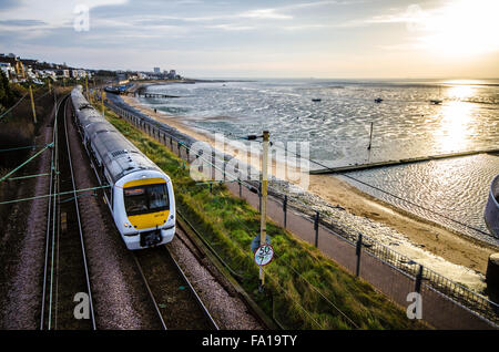 C2c è un cittadino britannico di azienda di funzionamento del treno di proprietà di Trenitalia che va da Londra a Shoebury. Classe 357 unità elettrica passando estuario del Tamigi Chalkwell Foto Stock