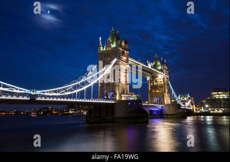 Un tramonto-volta vista della magnifica Tower bridge spanning sul Fiume Tamigi a Londra. Foto Stock