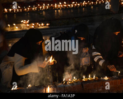 Lahore, Pakistan. Xix Dec, 2015. Musulmano pakistano devoti accendono le candele e lampade in terracotta presso il santuario del famoso quindicesimo secolo Santo Sufi Hazrat Mir Mohammed Muayyinul. Migliaia di persone di tutto il paese visitare il santuario per rendere omaggio a lui durante la tre giorni di festival.Il santo era altrettanto popolare tra i musulmani e sikh, le religioni come Mian Mir è andato ad Amritsar (India) nel dicembre 1588 a gettare le fondamenta per i sikh santissimo sito, il Tempio d'oro, che è comunemente noto come Sri Harminder Sahib. © Rana Sajid Hussain/Pacific Press/Alamy Live News Foto Stock