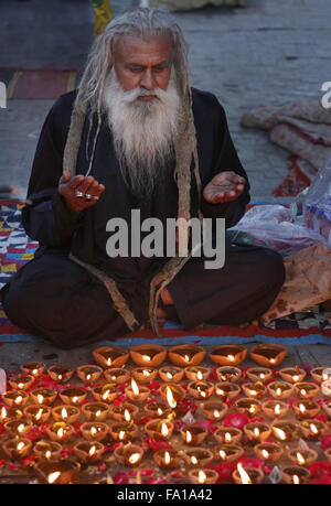 Lahore, Pakistan. Xix Dec, 2015. Musulmana Pakistana luci devoto candele e lampade in terracotta presso il santuario del famoso quindicesimo secolo Santo Sufi Hazrat Mir Mohammed Muayyinul. Migliaia di persone di tutto il paese visitare il santuario per rendere omaggio a lui durante la tre giorni di festival.Il santo era altrettanto popolare tra i musulmani e sikh, le religioni come Mian Mir è andato ad Amritsar (India) nel dicembre 1588 a gettare le fondamenta per i sikh santissimo sito, il Tempio d'oro, che è comunemente noto come Sri Harminder Sahib. © Rana Sajid Hussain/Pacific Press/Alamy Live News Foto Stock