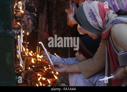 Lahore, Pakistan. Xix Dec, 2015. Musulmana Pakistana luci devoto candele e lampade in terracotta presso il santuario del famoso quindicesimo secolo Santo Sufi Hazrat Mir Mohammed Muayyinul. Migliaia di persone di tutto il paese visitare il santuario per rendere omaggio a lui durante la tre giorni di festival.Il santo era altrettanto popolare tra i musulmani e sikh, le religioni come Mian Mir è andato ad Amritsar (India) nel dicembre 1588 a gettare le fondamenta per i sikh santissimo sito, il Tempio d'oro, che è comunemente noto come Sri Harminder Sahib. © Rana Sajid Hussain/Pacific Press/Alamy Live News Foto Stock