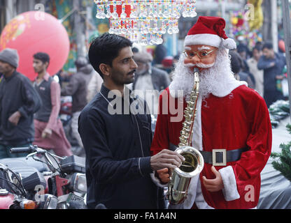 Lahore, Pakistan. Xix Dec, 2015. Un pakistano shopping per celebrare il Natale. Il Natale è stato festeggiato in tutto il Pakistan come in altre parti del mondo dove la gente si estendono l amore e la cura per i poveri. © Rana Sajid Hussain/Pacific Press/Alamy Live News Foto Stock