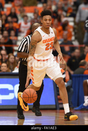 Syracuse, NY, STATI UNITI D'AMERICA. Xix Dec, 2015. Siracusa guard Malachia Richardson (23) durante la prima metà del gioco come Siracusa sconfitto Cornell 67-46 al Carrier Dome in Syracuse, New York. Foto di Alan Schwartz/Cal Sport Media/Alamy Live News Foto Stock